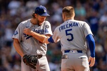 ドジャース先発カーショウへ盟友フリーマンが粋なサプライズ　指揮官が明かした敵地総立ちの舞台裏「チームメイトやファンから尊敬される選手には…」