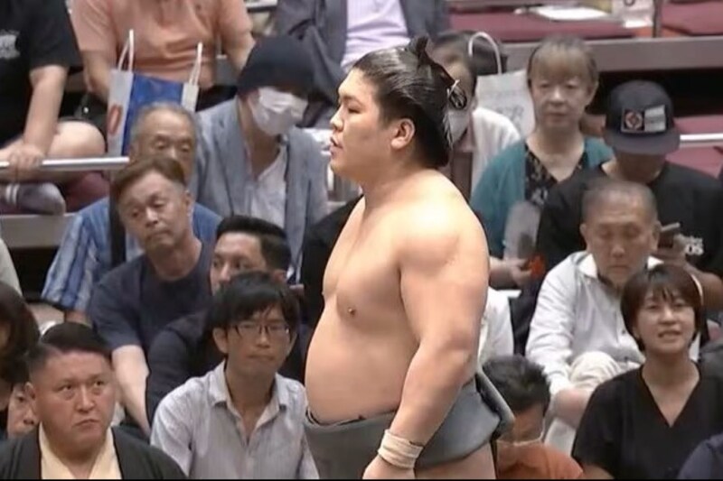 「体デカ...」大相撲観戦の元日本代表アスリート、圧巻ボディの存在感に実況席もネットも熱視線「一発で分かった」