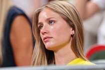 レアな眼鏡姿で… デュプランティスの美人モデル婚約者が「また戻るわ」と離日報告 ファン惜別「ぜひまたご夫婦で」「日本を気に入ってもらえて嬉しい」