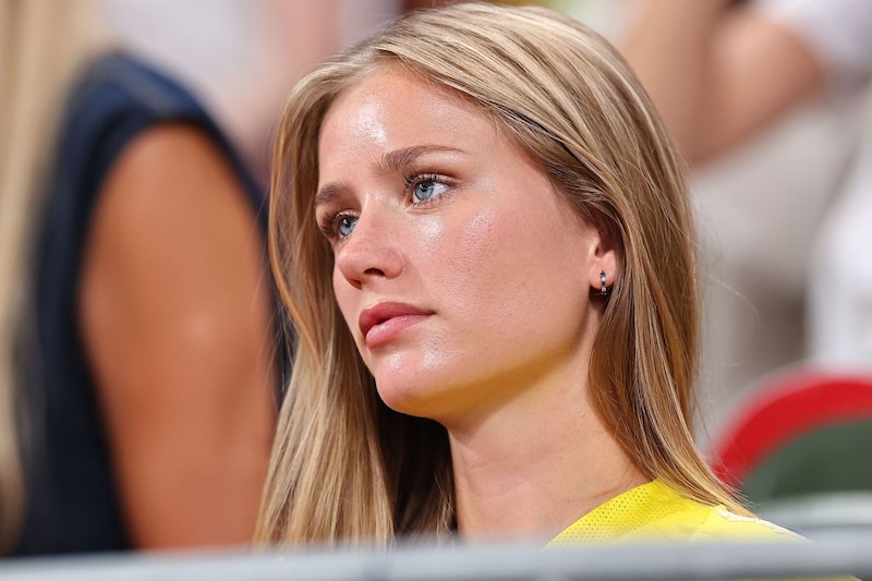 レアな眼鏡姿で… デュプランティスの美人モデル婚約者が「また戻るわ」と離日報告 ファン惜別「ぜひまたご夫婦で」「日本を気に入ってもらえて嬉しい」