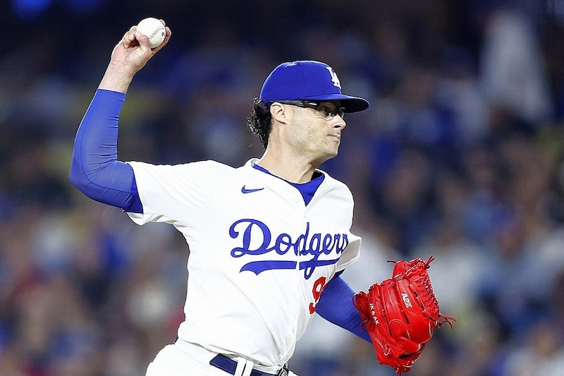 「え?これはびっくり!」ドジャースPS初戦で昨季世界一の功労者が始球式 ファン大興奮「もう立派なレジェンド」「ブルペンに戻ってきて」