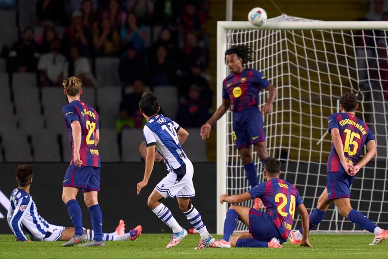 「あと一歩だった」「本当に惜しい」 バルセロナ戦の久保建英のクロスバー直撃弾に現地メディアが注目…33分間のプレーには「非常に優れていた」