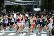 「気になって集中できない」箱根駅伝に“世界に１台”の高級車が降臨！ ネット騒然「存在感すごいな...」「専用に作ったのかよ」