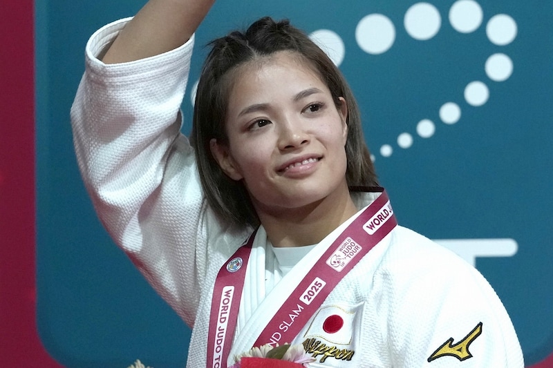 印象ガラリ、阿部詩が元日に南国風“激変ショット”公開! 大胆赤キャミ&こんがり肌「あら美人さん」「とっても似合ってますね」