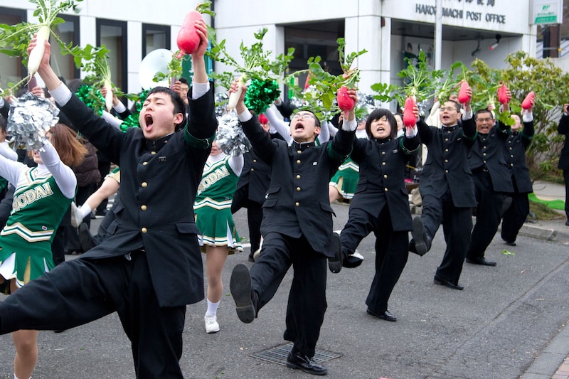 2年ぶりに箱根路を彩った...伝統・大根踊りの“大根”は「昨日学生が収穫」 東京農大が明かす「関係者にとっては今更な話ですが」