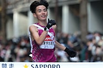 「激アツ」「めっちゃびっくりした」箱根駅伝で“まさかのポーズ”。紅白出場歌手と同姓同名ランナーが生み出した名場面にネット騒然