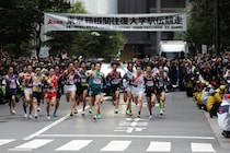 “朝の顔”になったMC芸人、箱根駅伝スタート地点に駆け付けて大興奮「初めてスタート見にきちゃった！！！！」