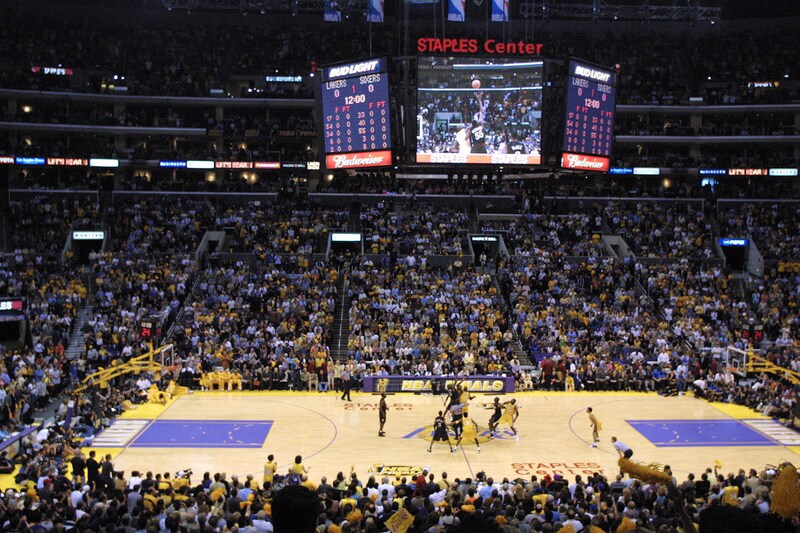 「か、可愛い...誰だ？？」NBAレイカーズを現地観戦、大バズりした“日本人OL”に騒然「羨ましすぎだろ！」「ロサンゼルス!?」