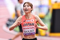 東京世界陸上で人気漫画キャラのポーズ披露で話題　美白女子ハードラーが“ガチ逃走”で賞金94万円ゲット！ 使い道に納得「一番くじのセンスが...笑」