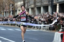 「選手が走る姿は、本当に美しい!!」大物歌手が箱根駅伝メンバーと“母校愛”溢れる集合ショット「國学院愛が爆発してますね」