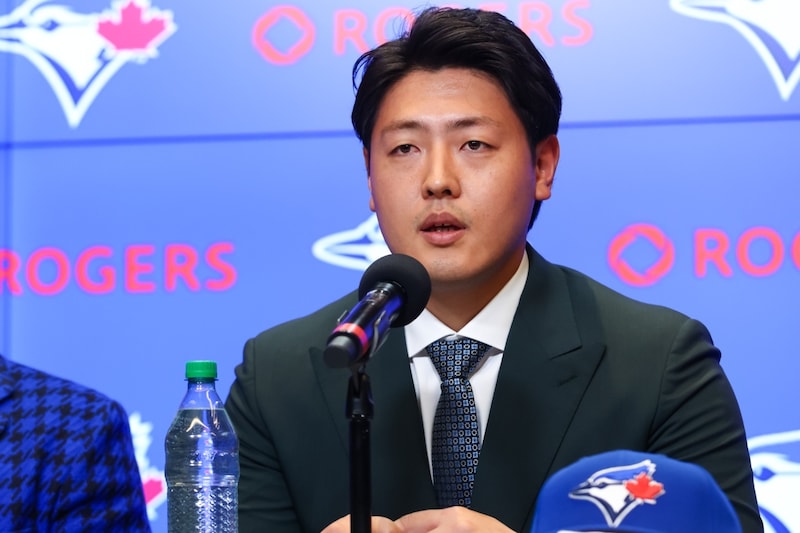 岡本和真がブルージェイズ入団会見で“ノーカンペ”英語挨拶　誠実対応をMLB記者が拍手「素晴らしい」「トロントの街が大好きだと言ってくれた」