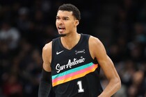 「もはや人間業じゃない！」224cmウェンバンヤマが見せた“衝撃映像”にバスケファン驚愕「足でダンクできそう」＜DUNKSHOOT＞