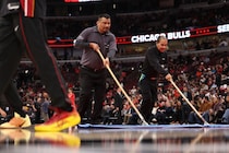 NBAで“異例”コートに結露発生で試合中止に。約２時間待たされファンはブーイング、選手は「本当にプレーしたくなかった」＜DUNKSHOOT＞