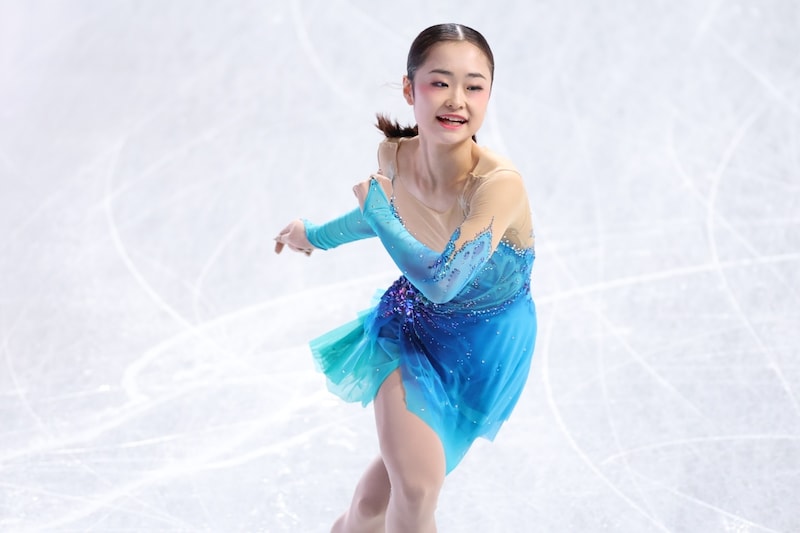 日本フィギュア界ホープの背後に映る“大物”に爆笑ツッコミ「シュールで面白い」「冷静な麻央ちゃんとの対比が…」