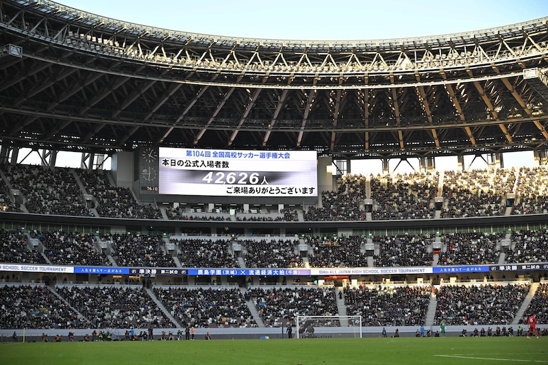 「流経にこんな美女サポが！」ミス東大タレント、高校サッカー準決勝を生観戦「目立つ」「テレビに映ってた！」