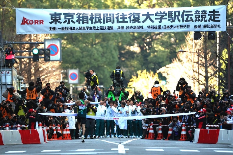 箱根駅伝3連覇の青山学院大“元ランナー”が思い出の「遊行寺の坂」でほろ苦デビュー…裏側映像に反響「初々しいですね」「気がつきませんでした」