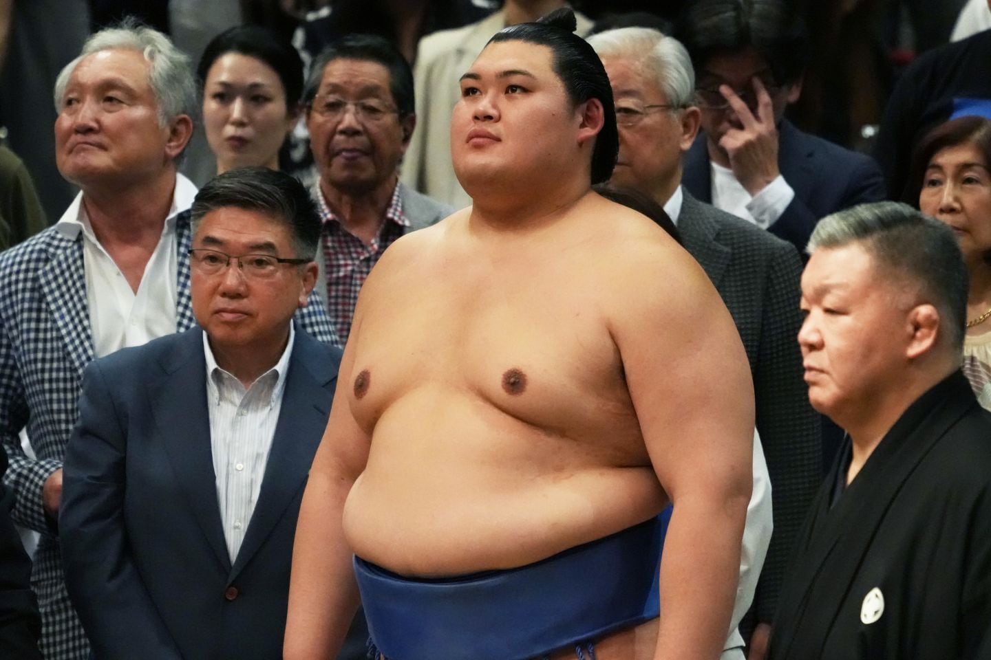 横綱・大の里が『札束のセカンドバッグ』を手に!? フィギュアNHK杯に