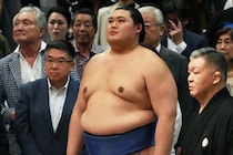 「セカンドバッグみたい」横綱・大の里が手にした“分厚すぎる”束に視聴者衝撃…「懸賞えぐいな」