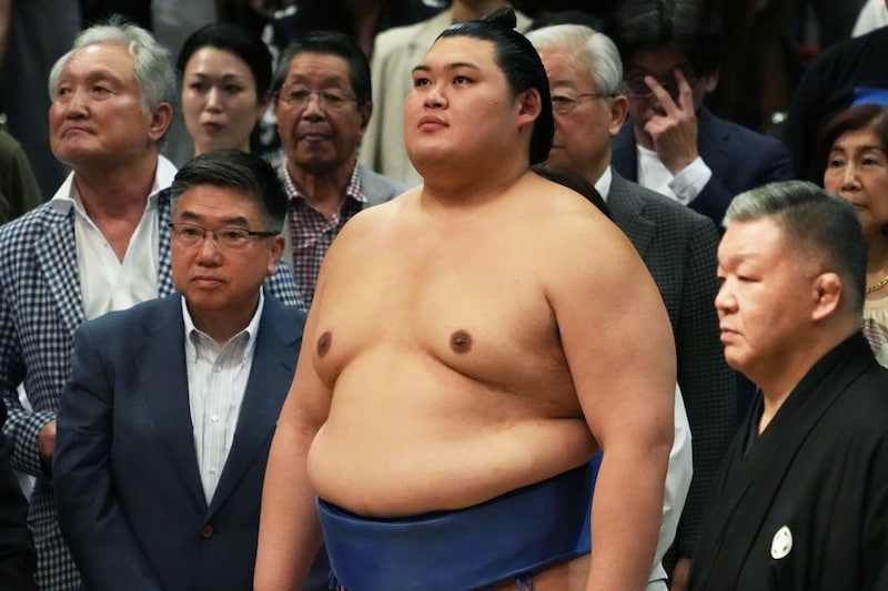 「セカンドバッグみたい」横綱・大の里が手にした“分厚すぎる”束に視聴者衝撃…「懸賞えぐいな」