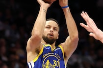 ステフィン・カリーがNBAの歴史で「唯一無二」と言える決定的な理由　「ほとんどのスーパースターと逆のことをやっている」と米メディア