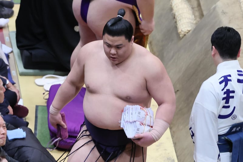 「今日も大量の束を小脇に...」2横綱撃破の平幕義ノ富士、“セカンドバッグ持ち”に反響止まず「わっさー持ってたー」「何本貰っとるんや」