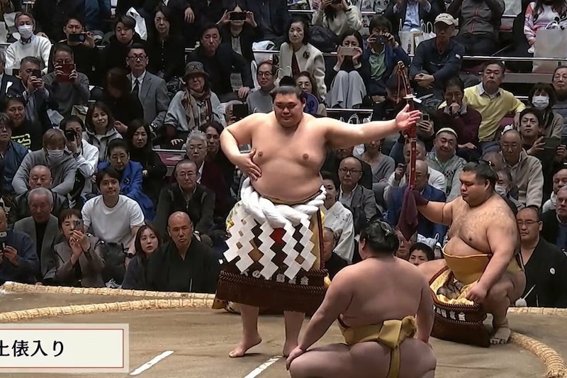 横綱・大の里の土俵入りに美人女優“うっとり”　中継に映った白着物姿に視線釘付け「本当にお綺麗」「正面にいらしてます」【大相撲初場所】