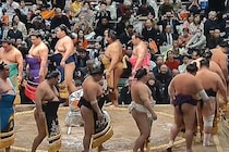 幕内土俵入りを見つめるカリスマ美人モデル＆有名作家の“ただならぬオーラ”に視聴者騒然「目立つなぁ」「仲良さそう」【大相撲初場所】