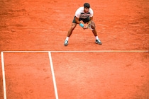 【テニスルール虎の巻】相手サーバーのボールが大きくコースを逸れた場合、それをノーバウンドでキャッチできるか＜SMASH＞