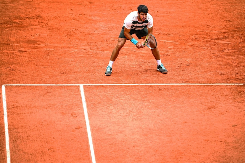 【テニスルール虎の巻】相手サーバーのボールが大きくコースを逸れた場合、それをノーバウンドでキャッチできるか＜SMASH＞