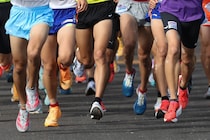「気になって仕方ない」全国男子駅伝でチラチラ映る“５文字”に視聴者困惑　超目立つピンク色「レースに集中できない」「買い物に来たら…」