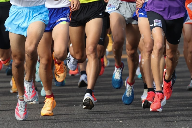 「気になって仕方ない」全国男子駅伝でチラチラ映る“5文字”に視聴者困惑 超目立つピンク色「レースに集中できない」「買い物に来たら…」