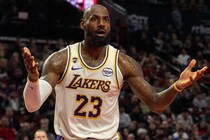 NBA史上最長23年目のシーズンを送るレブロンの“驚きの長寿データ”歴代全選手の約36％と対戦、対峙した選手の年齢差は“43”＜DUNKSHOOT＞