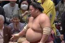 金星の大栄翔が獲得した分厚すぎる束「高級焼肉300回行けますよ」名物アナが独特な表現で懸賞の金額に言及