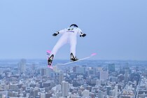 「美女で一気に華やかに」スキージャンプＷ杯の表彰式に登場　“ミス青山の新人アナ”に喝采「天使すぎ」