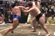 溜り席に発見された“大物俳優”も口あんぐり！ 土俵外に吹っ飛ぶ衝撃決着に驚愕する姿が話題「本当にお相撲お好きよね」