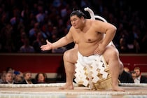 「どんだけあるの？」大の里が右手に持ったぶ厚い懸賞束に視聴者仰天　 圧巻光景に騒然「セカンドバッグみたい」「ドヤ顔で配達」
