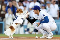 「デコくんも誇らしげ」大谷翔平が右手にMVPプレート、左手に愛犬抱えた笑撃カット　真美子さんらと記念撮影も「蝶ネクタイ凛々しいです」