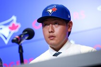 守備評価も高い岡本和真、球団専門メディアがポジションを予想　「ゲレーロJr.の対角を任される可能性が高い」