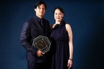 「気品を際立たせていた」大谷翔平に同伴した真美子夫人の“優雅な濃紺ドレス姿”が欧州でも話題！「オオタニを凌ぐ存在感」「ファンやメディアを魅了