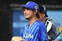 「子供の頃見ていた伝説の助っ人!!」80年代に日本で活躍　球団レジェンドと並んだDeNA右腕にファン驚嘆！「月刊ホエールズの表紙」