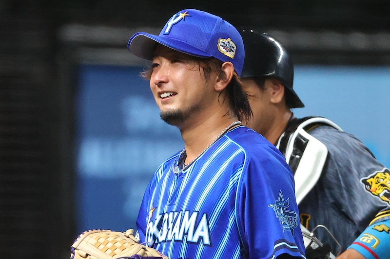 「子供の頃見ていた伝説の助っ人!!」80年代に日本で活躍　球団レジェンドと並んだDeNA右腕にファン驚嘆！「月刊ホエールズの表紙」