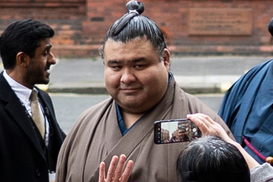 「奥様美人」「幸せオーラいっぱい」髙安関と妻・杜このみさん、仲睦まじい夫婦ショットに反響「素敵なバラ!」