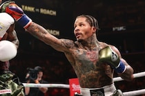 指名手配から約２週間、無敗のボクシング３階級王者が暴行容疑で逮捕「片手で髪を引っ張り、もう片方の手で…」米メディアが報道