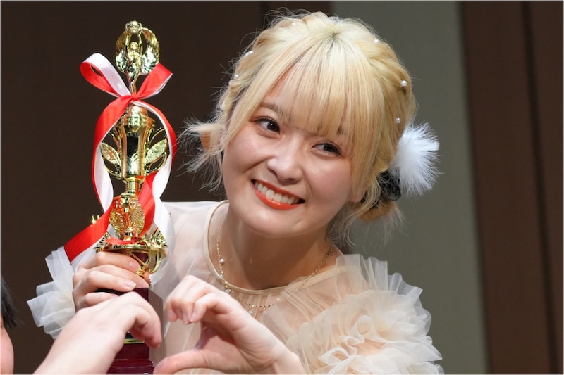 印象ガラリ！ 13歳年上の新日本レスラーと電撃結婚したスターダム美女が清楚な雰囲気の“黒ワンピ姿”「思わず見惚れて…♡」