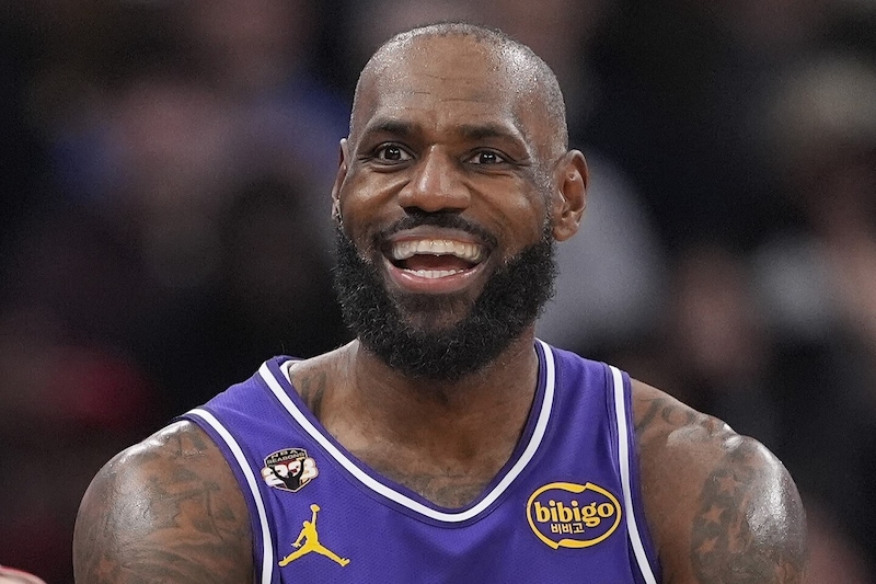 「息子と孫のプレーを目の前で…」41歳レブロンが自身の母親目線で地元での“NBA親子共演”に感慨＜DUNKSHOOT＞