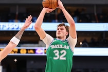 【ランキング一覧】“逸材”フラッグがNBA10代得点記録を更新！46年ぶり偉業も敗戦を悔やむ姿に、指揮官感嘆「それが彼の本質だ」＜DUNKSHOOT＞