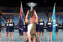 車いすテニスの小田凱人が逆転で全豪オープン優勝！レジェンド国枝氏に並ぶ四大大会４連覇の快挙も達成＜SMASH＞