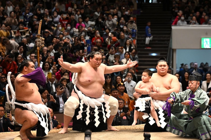 「え？ いるの!?」元横綱・照ノ富士の断髪式に登場した“金髪女性タレント”が話題！「どんな関係なんだろ」「仲良いんや」
