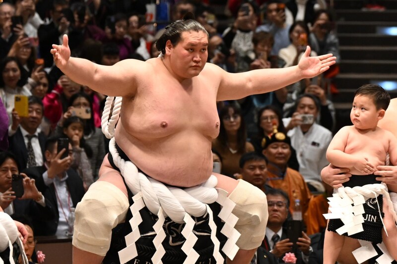 「若返ったのでは？」断髪式を終えた元横綱の“見違えるヘア”に国技館騒然　爽やかな黒タキシード姿も反響「素敵♡親方」