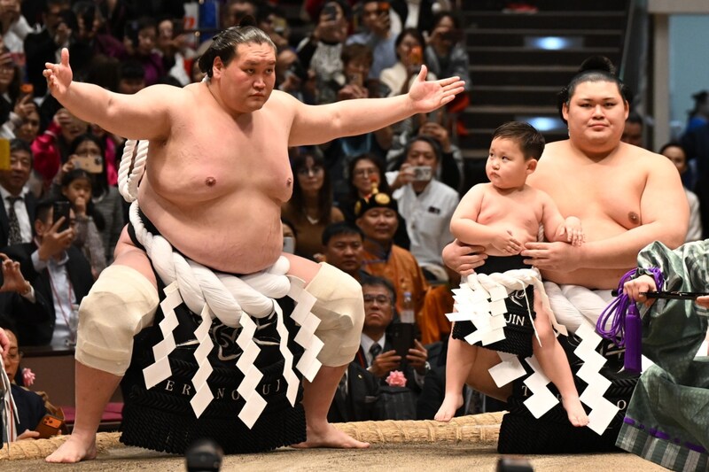 元横綱・照ノ富士の最後の土俵入りを間近で“ガン見”　異常な成長スピードに喝采「見るたびに大きく…」「可愛すぎる♡」